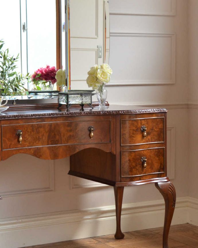 アンティークのドレッサー　アンティーク家具　三面鏡の英国から届いたアンティークドレッシングチェスト。英国アンティークが持つ素材の華やかさ木目の美しさが際立つ英国アンティークらしいドレッシングチェスト。(q-1786-f)