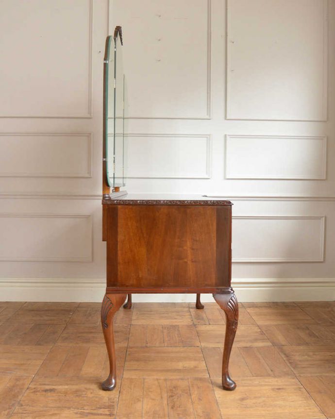 アンティークのドレッサー　アンティーク家具　三面鏡の英国から届いたアンティークドレッシングチェスト。横から見てもステキもちろん横から見られてもいいようにしっかり修復してあります。(q-1786-f)