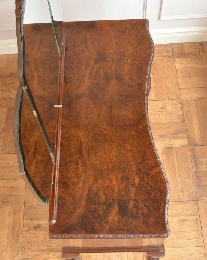 アンティークのドレッサー　アンティーク家具　三面鏡の英国から届いたアンティークドレッシングチェスト。上から見てみると･･･アンティーク家具専門の職人がピッカピカにお直ししました。(q-1786-f)