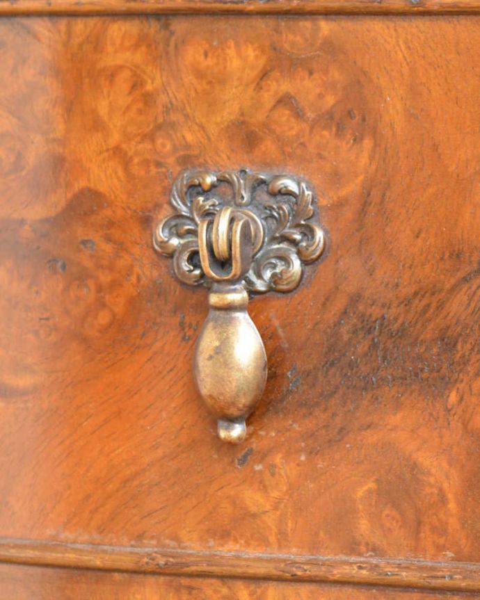 アンティークのドレッサー　アンティーク家具　三面鏡の英国から届いたアンティークドレッシングチェスト。アンティークらしい素敵な取っ手味わい深いアンティークらしい取っ手のデザインからも時間の流れが感じられます。(q-1786-f)