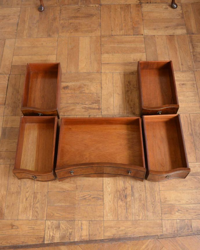 アンティークのドレッサー　アンティーク家具　三面鏡の英国から届いたアンティークドレッシングチェスト。引き出しの中もキレイに修復しました収納としても使えるよう、もちろん引き出しの中も職人がキレイにお直ししました。(q-1786-f)