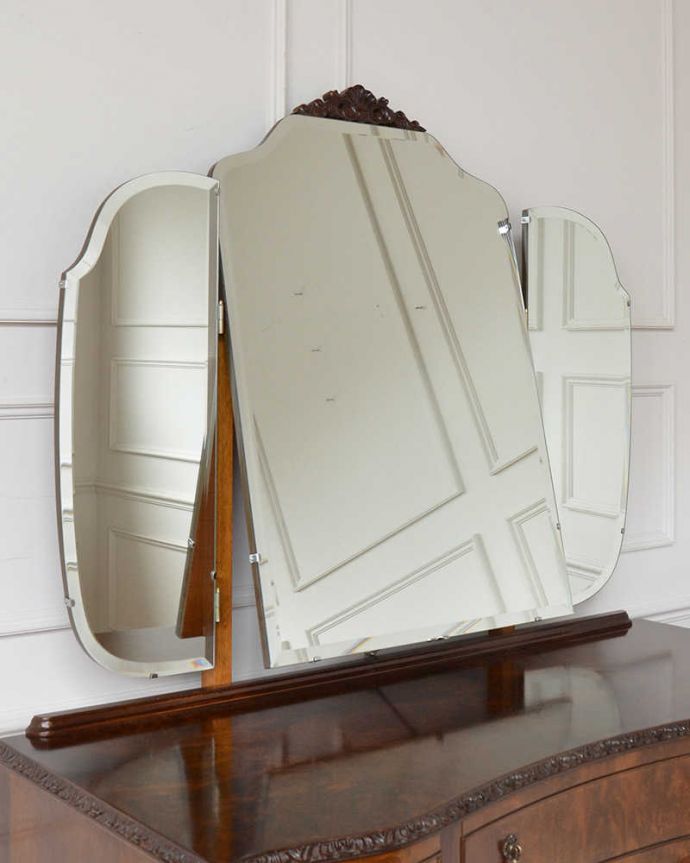 アンティークのドレッサー　アンティーク家具　三面鏡の英国から届いたアンティークドレッシングチェスト。お部屋も広く見せてくれます身だしなみを整えるのはもちろん、大きな鏡はお部屋を広く見せる効果があります。(q-1786-f)