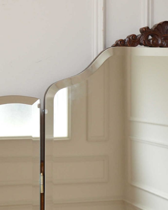 アンティークのドレッサー　アンティーク家具　三面鏡の英国から届いたアンティークドレッシングチェスト。新しいミラーでお届けしますこちらは新しいミラーに交換しました。(q-1786-f)