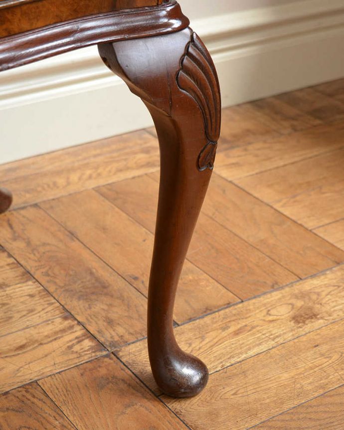 アンティークのドレッサー　アンティーク家具　三面鏡の英国から届いたアンティークドレッシングチェスト。女性1人でラクラク運べちゃう仕掛けHandleのアンティークは、脚の裏にフェルトキーパーをお付けしています。(q-1786-f)