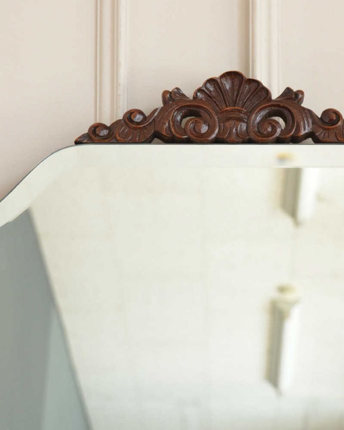 アンティークのドレッサー　アンティーク家具　三面鏡の英国から届いたアンティークドレッシングチェスト。惚れ惚れするような美しさとっても堅い無垢材に一体どうやって彫っていったんでしょう？アンティークらしく細かい彫りを眺めているだけでうっとりしてしまいます。(q-1786-f)