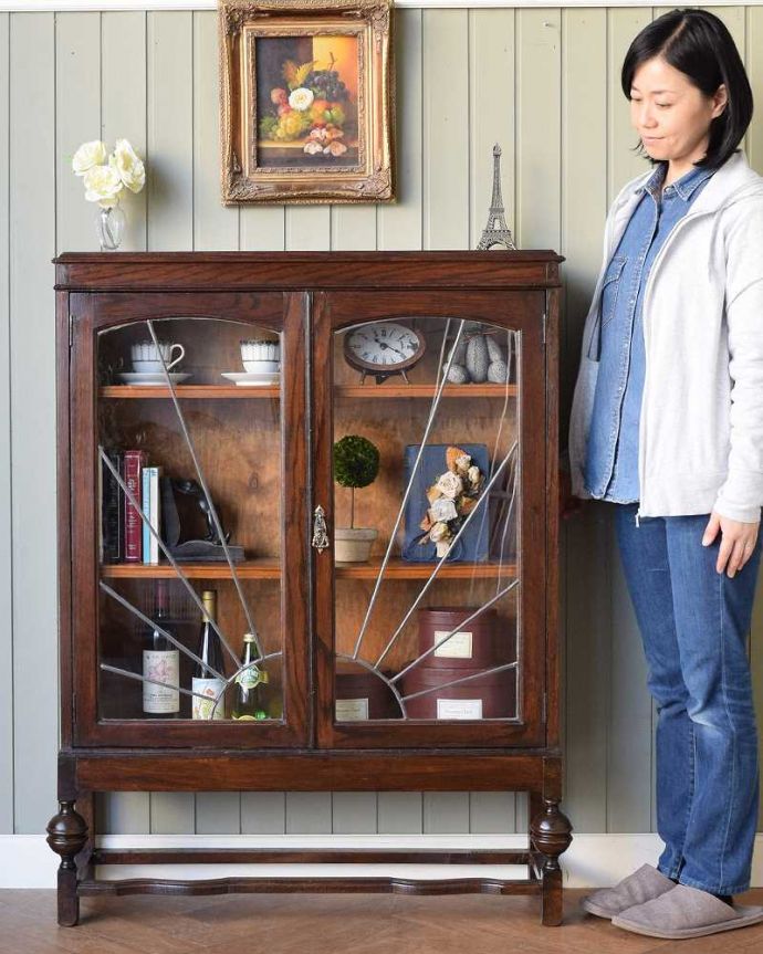 アンティークのキャビネット　アンティーク家具　英国で見つけたブックケース、ケイム材でデザインされた美しいガラス扉のキャビネット。ステンドグラスの扉が美しいキャビネット扉がステンドグラスになっているから、キャビネットとステンドグラスの両方を一気に手に入れることが出来ちゃうんです。(q-1787-f)