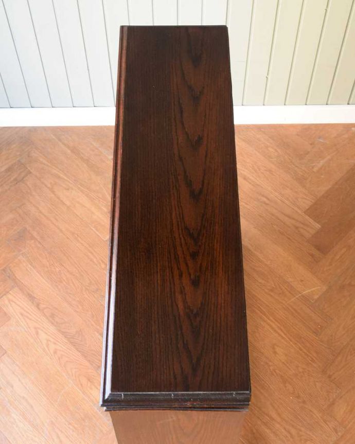 アンティークのキャビネット　アンティーク家具　英国で見つけたブックケース、ケイム材でデザインされた美しいガラス扉のキャビネット。天板もキレイに仕上げました。(q-1787-f)