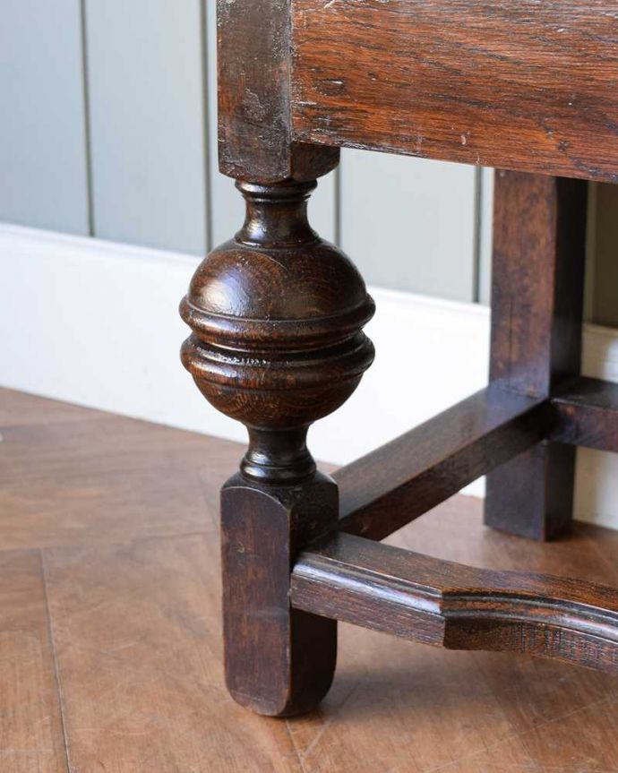 アンティークのキャビネット　アンティーク家具　英国で見つけたブックケース、ケイム材でデザインされた美しいガラス扉のキャビネット。女性１人でもラクに運べちゃうヒミツHandleのアンティークは、脚の裏にフェルトキーパーをお付けしているので、床を滑らせれば女性でも移動がカンタンに出来ます！ご安心下さい。(q-1787-f)