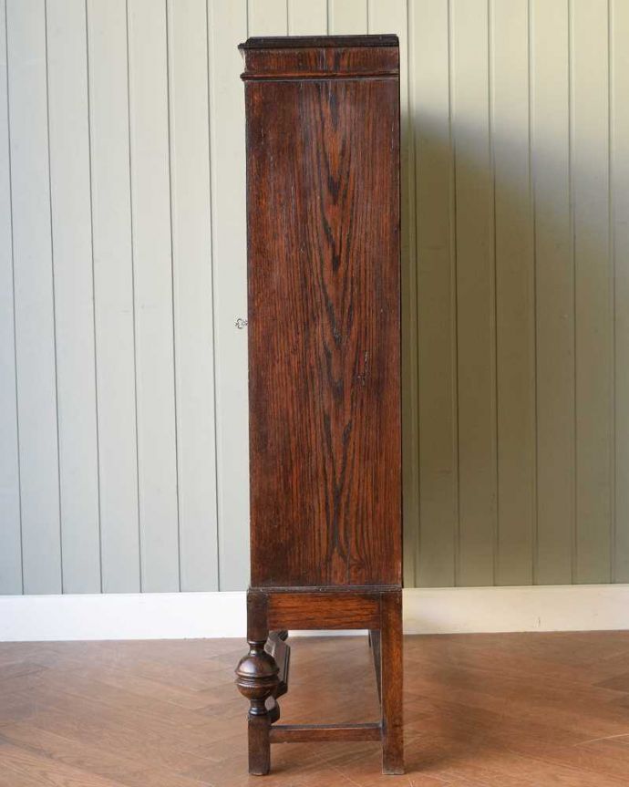 アンティークのキャビネット　アンティーク家具　英国で見つけたブックケース、ケイム材でデザインされた美しいガラス扉のキャビネット。横から見てもステキもちろん横もキレイに修復していますので、横顔だって美しいんです。(q-1787-f)