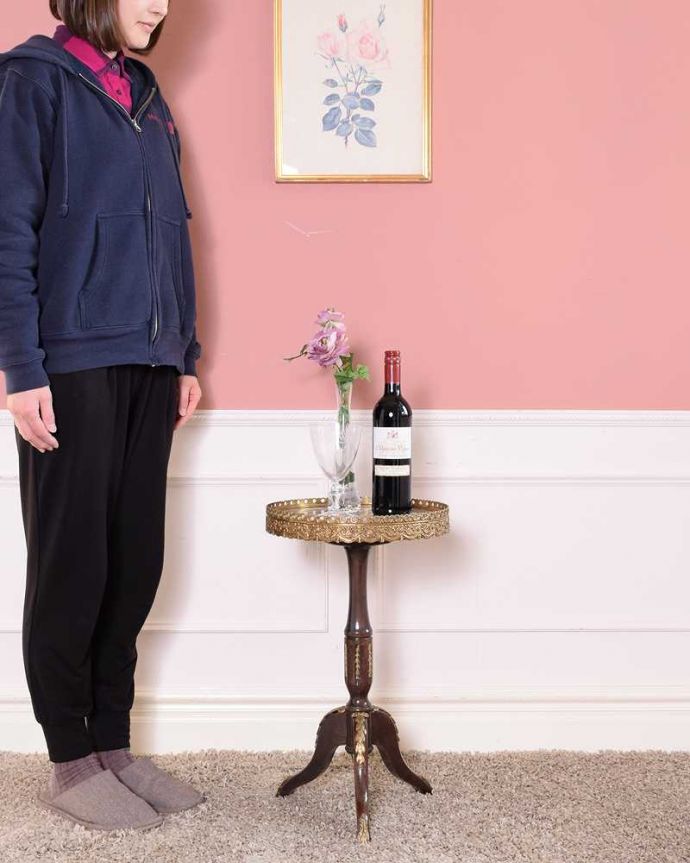 アンティークのテーブル　アンティーク家具　マホガニー材のアンティーク英国家具、ゴールドの縁のワインテーブル。移動もラクラク！どこでも使える小さなテーブル持ち運び便利なワインテーブル。(q-1788-f)