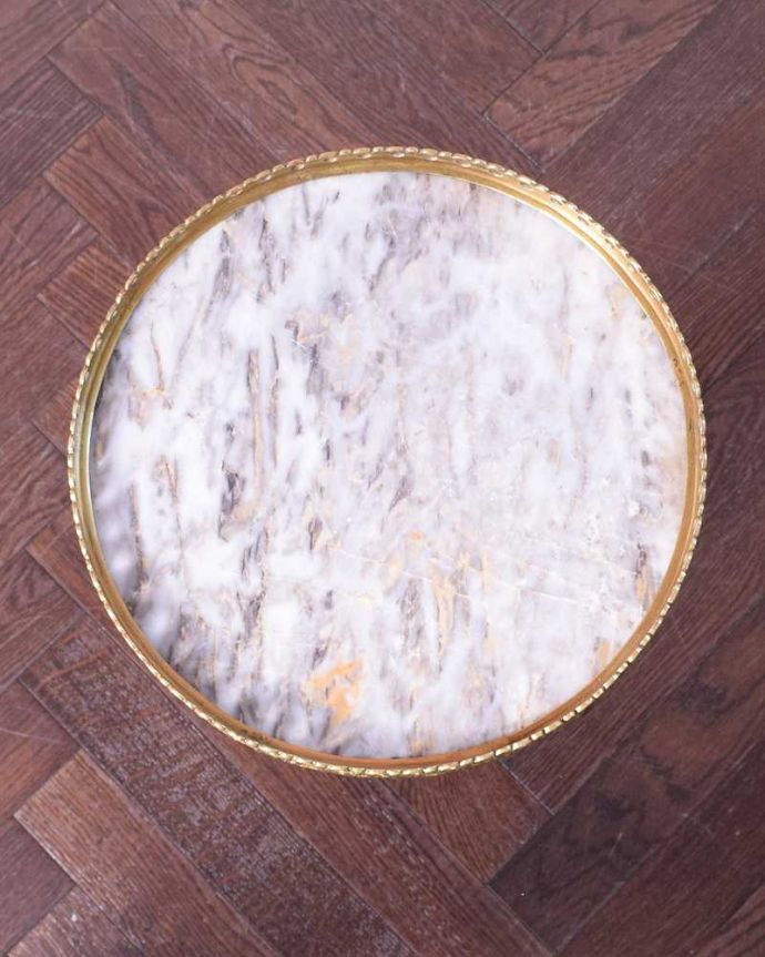 アンティークのテーブル　アンティーク家具　マホガニー材のアンティーク英国家具、ゴールドの縁のワインテーブル。天板を上から見ると･･･天板はこんな感じで、ちょっとしたものを乗せて使うのに便利なサイズです。(q-1788-f)