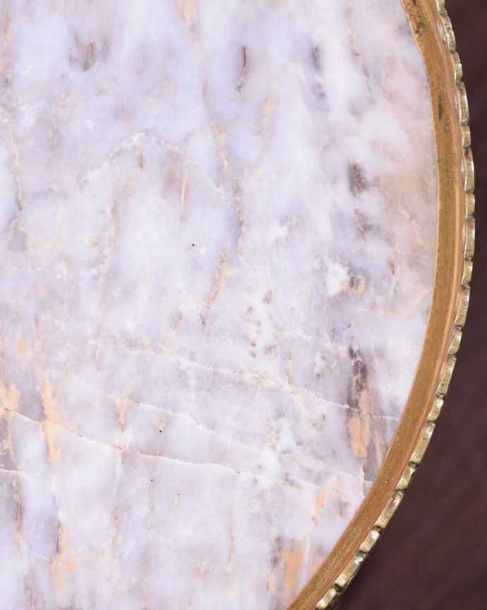 アンティークのテーブル　アンティーク家具　マホガニー材のアンティーク英国家具、ゴールドの縁のワインテーブル。近づいて見てみると･･･天板は豪華な大理石。(q-1788-f)