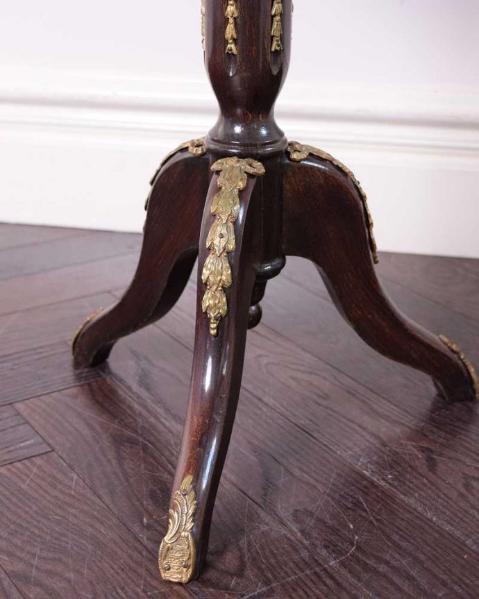アンティークのテーブル　アンティーク家具　マホガニー材のアンティーク英国家具、ゴールドの縁のワインテーブル。Handleの家具の脚の裏には･･･床にキズが付かないよう脚の裏にフェルトキーパーを付けてお届けしています。(q-1788-f)