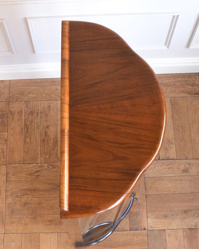 アンティークのキャビネット　アンティーク家具　シルバーの模様が入った小さなハーフムーンガラスキャビネット、英国アンティーク家具 。上から見るとよく分かるハーフムーンの形キャビネットを上から見てみるとこんな感じの半月型。(q-1790-f)