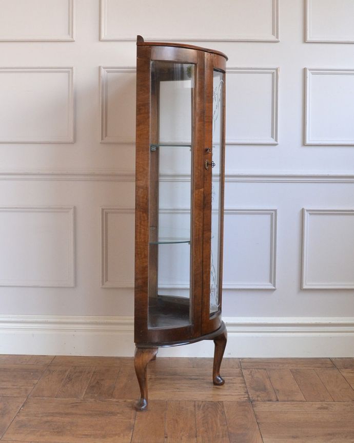 アンティークのキャビネット　アンティーク家具　シルバーの模様が入った小さなハーフムーンガラスキャビネット、英国アンティーク家具 。180度どこからでも中が見れちゃうグルっと180度、どの角度からでも中が見れるハーフムーン型。(q-1790-f)