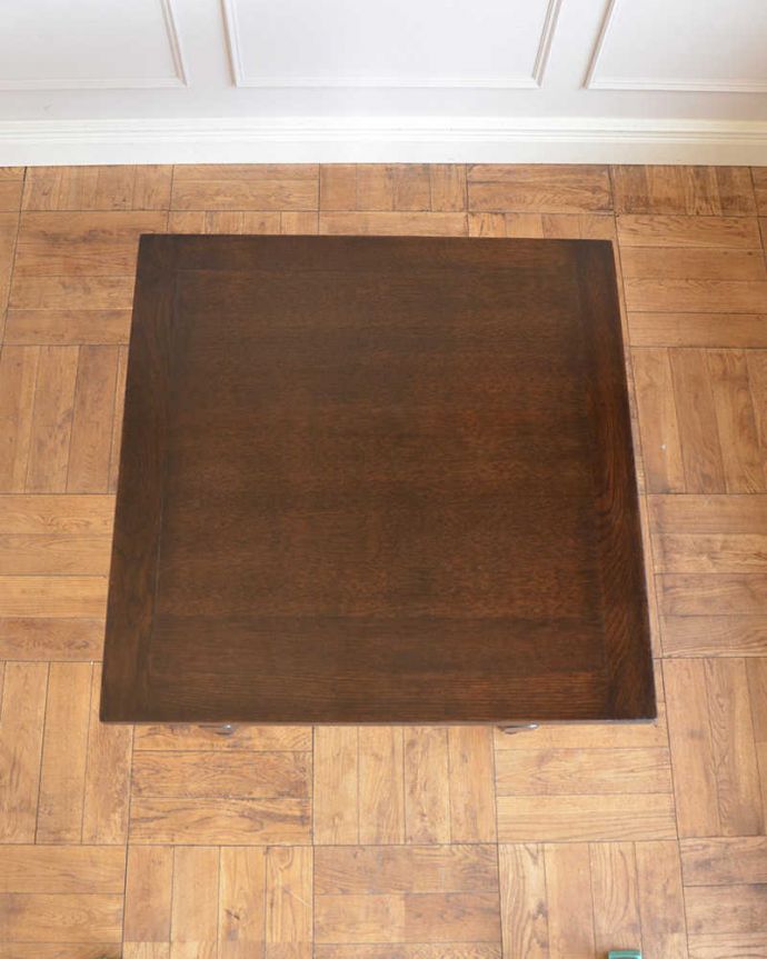 アンティークのテーブル　アンティーク家具　イギリス輸入のお洒落なアンティーク家具、美しいドローリーフテーブル（ダイニングテーブル）。上から見るとこんな形リーフを開く前はこんな形です。(q-1791-f)