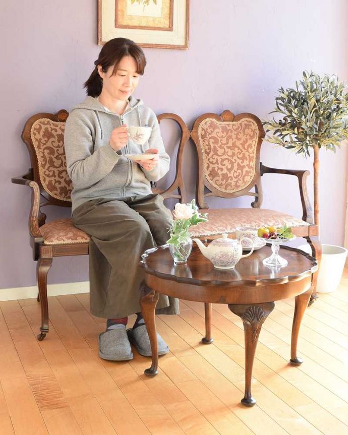 アンティークのテーブル　アンティーク家具　丸いお花の天板が可愛い、英国のアンティークコーヒーテーブル。優雅な時間が過ごせる英国スタイルのコーヒーテーブルどんな場所に置いても美しいデザインでみんなを魅了する英国アンティーク。(q-1792-f)