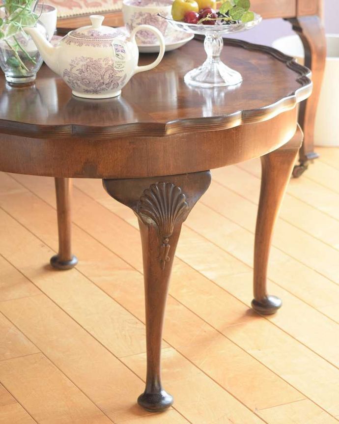 アンティークのテーブル　アンティーク家具　丸いお花の天板が可愛い、英国のアンティークコーヒーテーブル。英国らしいデザインのうつくしさにうっとり･･･脚のデザインだけ見ても、アンティークらしさが感じられるんです。(q-1792-f)