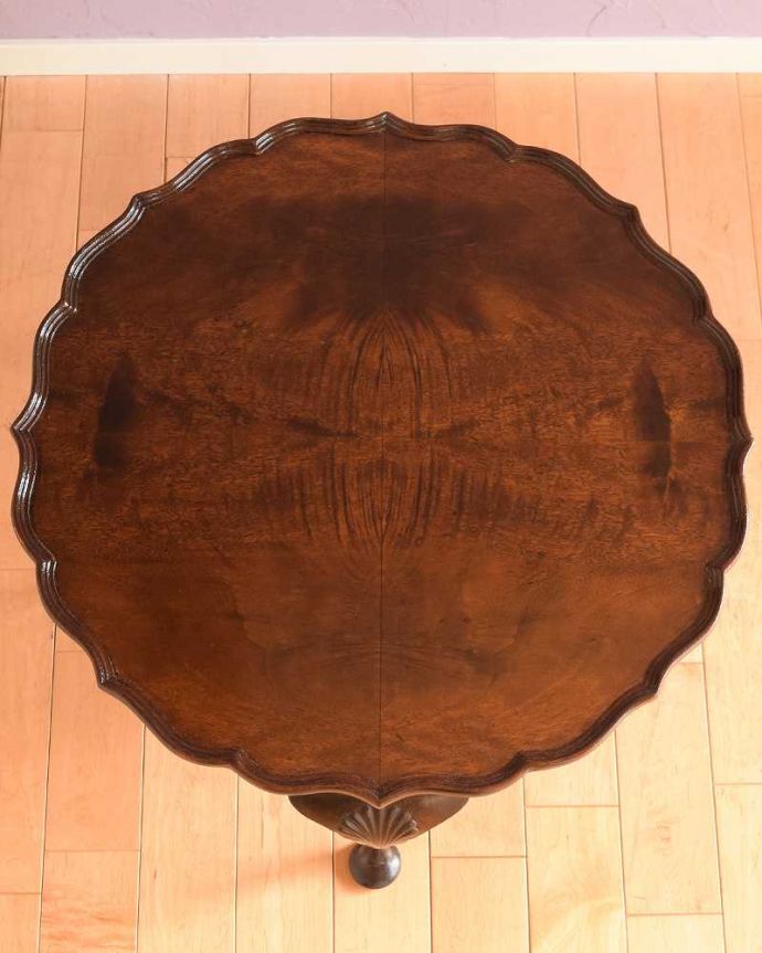 アンティークのテーブル　アンティーク家具　丸いお花の天板が可愛い、英国のアンティークコーヒーテーブル。天板を上から見ると･･･コーヒーテーブルの天板は毎日使う場所だから専門の職人がしっかり修復しました。(q-1792-f)