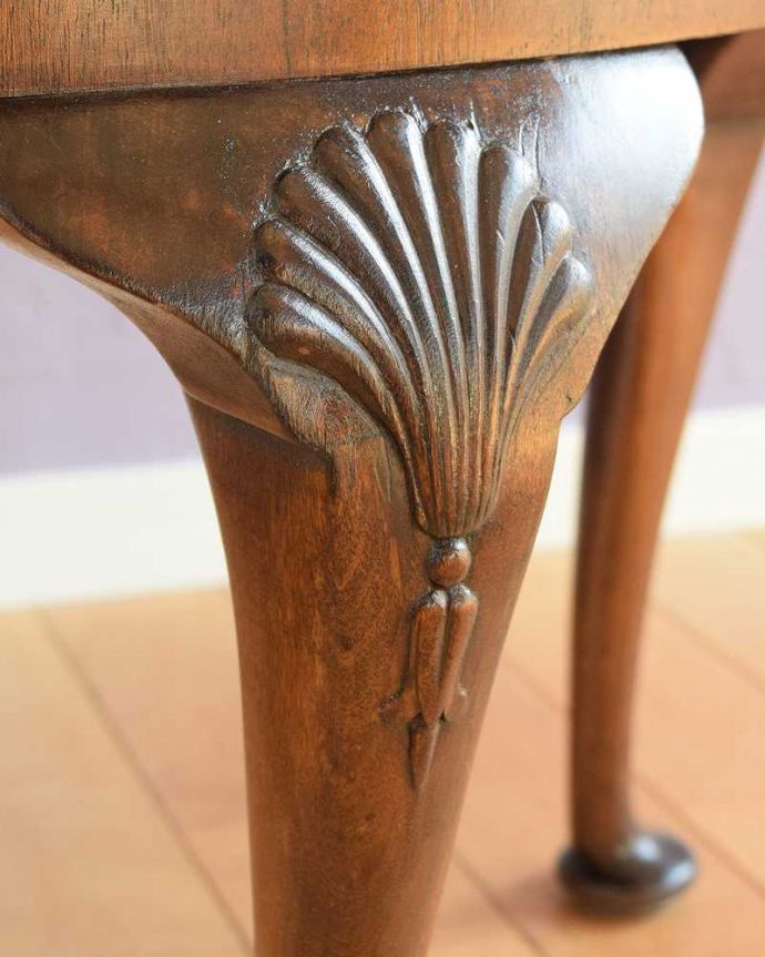 アンティークのテーブル　アンティーク家具　丸いお花の天板が可愛い、英国のアンティークコーヒーテーブル。うっとりする美しさアンティークだから手に入る美しい彫。(q-1792-f)