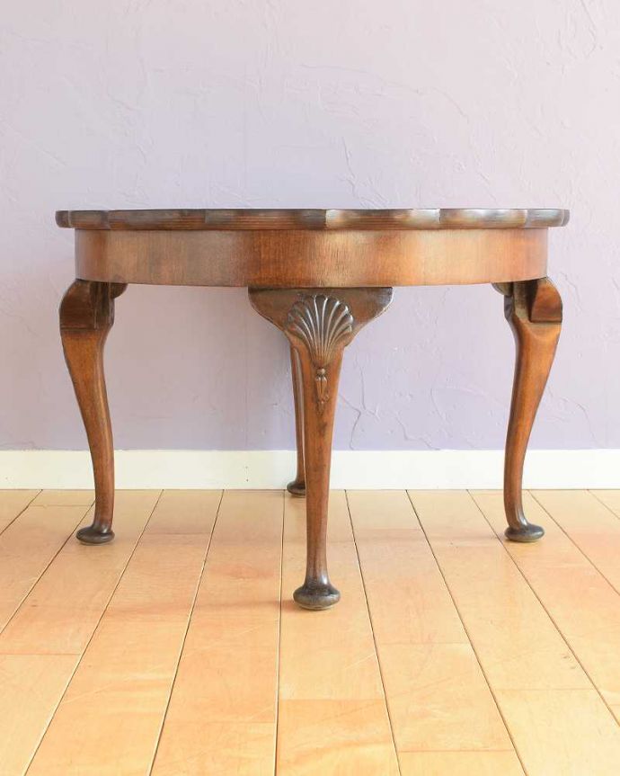 アンティークのテーブル　アンティーク家具　丸いお花の天板が可愛い、英国のアンティークコーヒーテーブル。クルッと回転360度どこから見ても美しく仕上げてあるので、いろんな場所から見て楽しんで下さい。(q-1792-f)