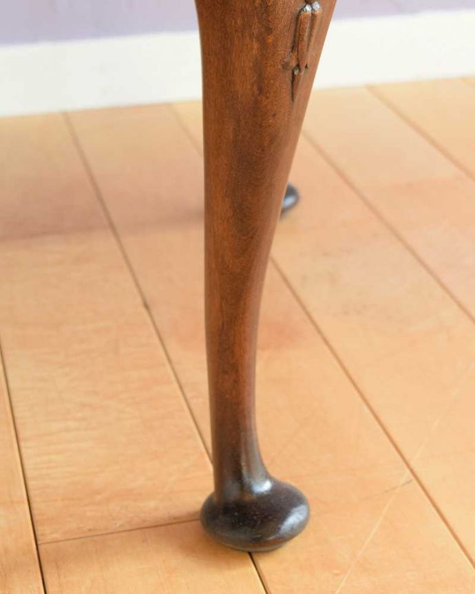 アンティークのテーブル　アンティーク家具　丸いお花の天板が可愛い、英国のアンティークコーヒーテーブル。持ち上げなくても移動できます！Handleのアンティークは、脚の裏にフェルトキーパーをお付けしていますので、床を滑らせてれば移動が簡単です。(q-1792-f)