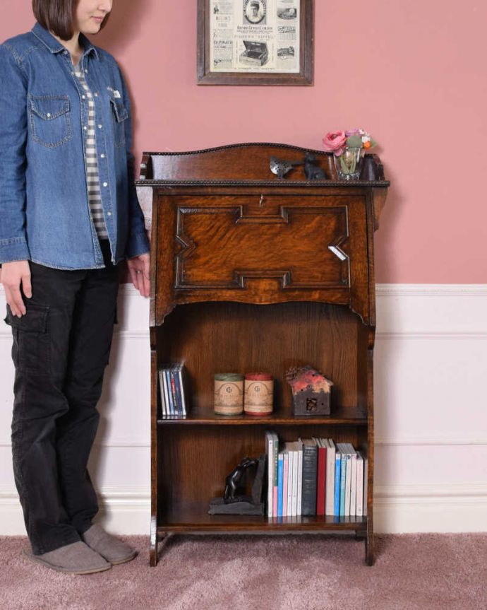 ビューロー　アンティーク家具　どこでも置ける小さなサイズのアンティーク家具、スチューデントビューロー。コンパクトで、どこでも置けちゃうビューロースチューデントビューローと呼ばれるコンパクトサイズのビューローは、もともと学生さん用に作られたもの。(q-1793-f)