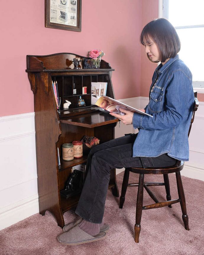 ビューロー　アンティーク家具　どこでも置ける小さなサイズのアンティーク家具、スチューデントビューロー。あっという間にデスクに早変わり扉を前に倒すだけでデスクが登場。(q-1793-f)