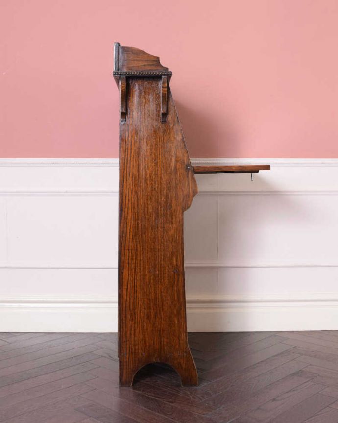 ビューロー　アンティーク家具　どこでも置ける小さなサイズのアンティーク家具、スチューデントビューロー。横から見ても素敵なんですもちろん、横から見てもキレイに仕上がっているので、いろんな場所に置いて使って下さい。(q-1793-f)