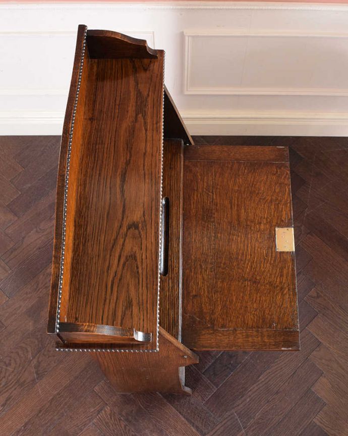 ビューロー　アンティーク家具　どこでも置ける小さなサイズのアンティーク家具、スチューデントビューロー。デスクの部分を上から見ると･･･天板部分の塗装も専門の職人がしっかりキレイに修復したので、こんなにキレイです。(q-1793-f)