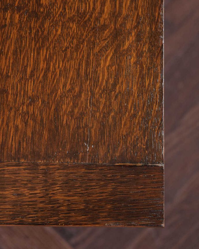 ビューロー　アンティーク家具　どこでも置ける小さなサイズのアンティーク家具、スチューデントビューロー。天板部分もキレイですやっぱりデスクの天板部分は気になるポイント。(q-1793-f)