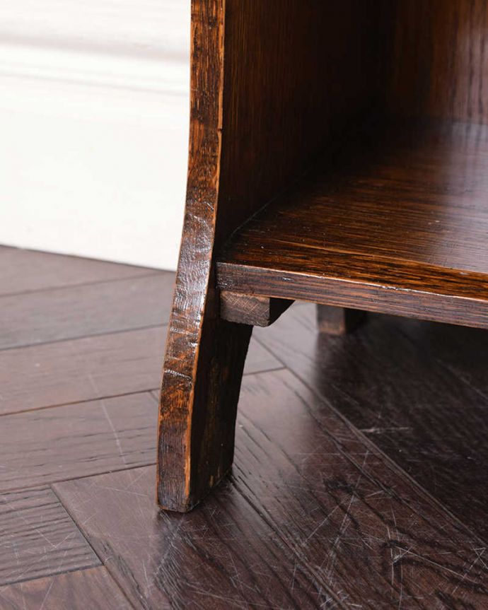 ビューロー　アンティーク家具　どこでも置ける小さなサイズのアンティーク家具、スチューデントビューロー。女性１人でラクラ運べちゃうんですHandleのアンティークは、脚の裏にフェルトキーパーをお付けしています。(q-1793-f)