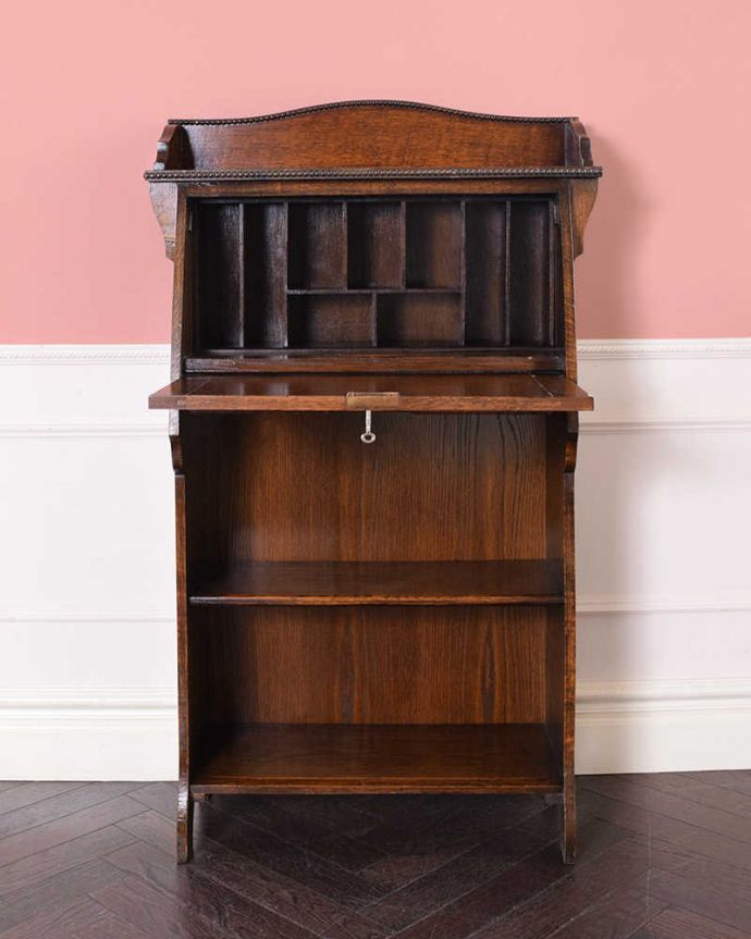 ビューロー　アンティーク家具　どこでも置ける小さなサイズのアンティーク家具、スチューデントビューロー。お片付け上手になれる仕切り扉の中身は整理整頓しやすいように細かく仕切られています。(q-1793-f)