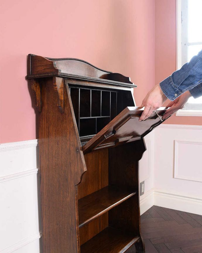 ビューロー　アンティーク家具　どこでも置ける小さなサイズのアンティーク家具、スチューデントビューロー。あっという間にデスクが登場扉を前に倒すだけで、簡単にデスクになります。(q-1793-f)