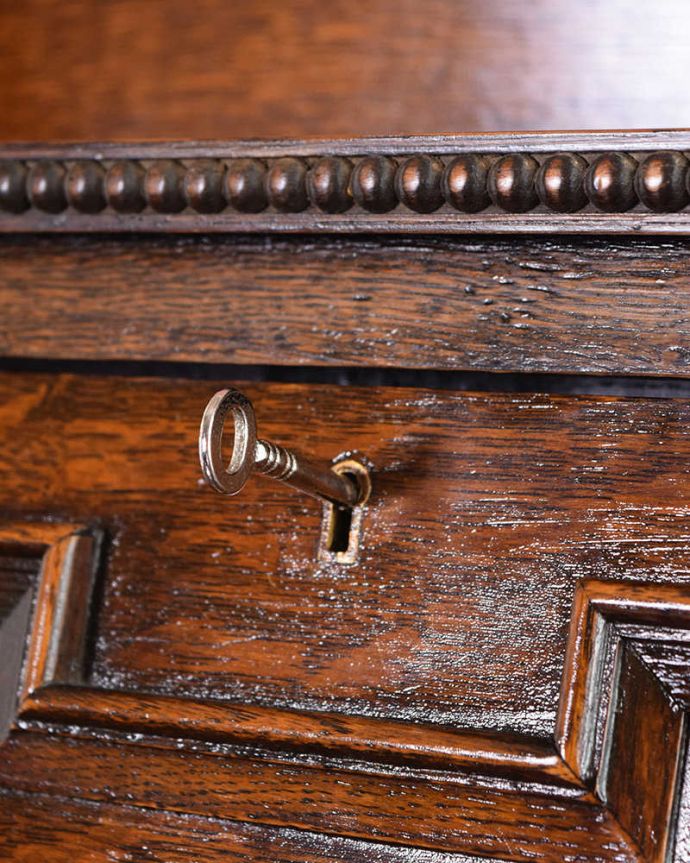 ビューロー　アンティーク家具　どこでも置ける小さなサイズのアンティーク家具、スチューデントビューロー。鍵を使って開けてみましょうアンティークの鍵が付いています。(q-1793-f)