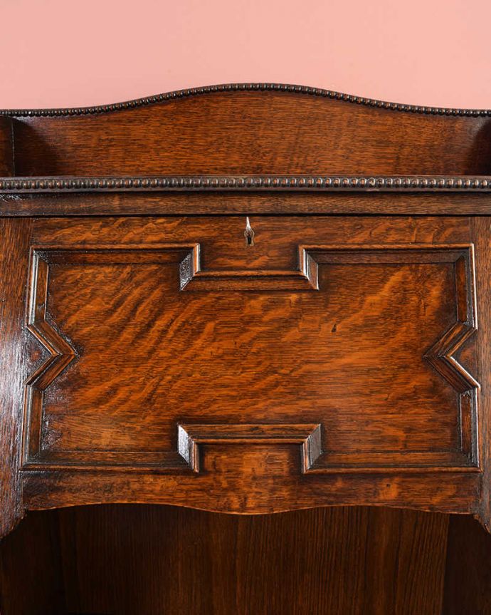 ビューロー　アンティーク家具　どこでも置ける小さなサイズのアンティーク家具、スチューデントビューロー。惚れ惚れしちゃう美しさこんなに堅い無垢材に一体どうやって彫ったんだろう？と不思議になるくらい細かい彫にうっとりです。(q-1793-f)