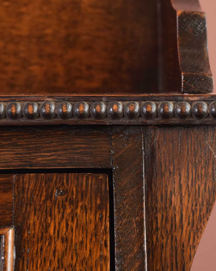 ビューロー　アンティーク家具　どこでも置ける小さなサイズのアンティーク家具、スチューデントビューロー。いろんな場所にこだわり彫のデザインもいろいろです。(q-1793-f)