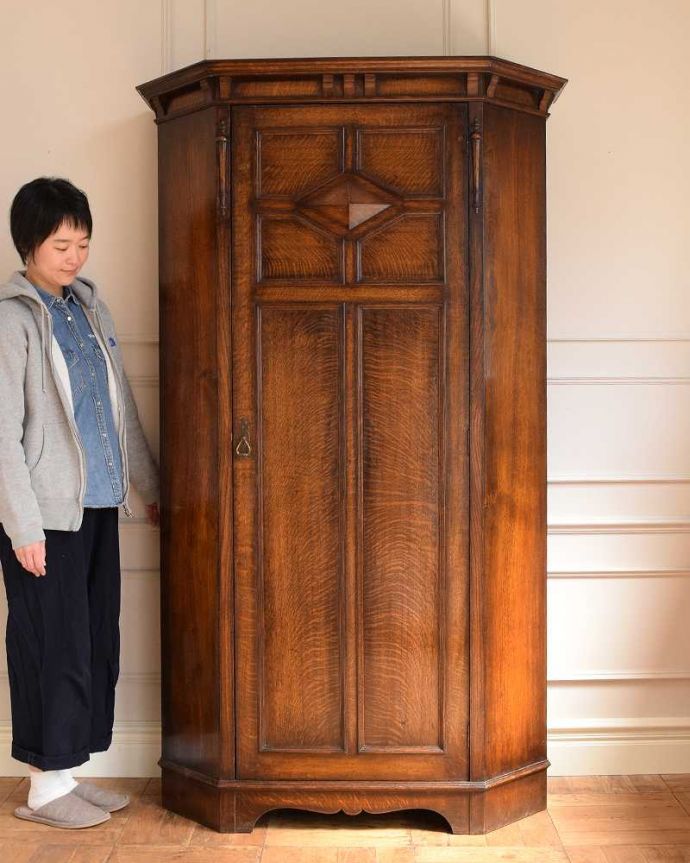 アンティークのキャビネット　アンティーク家具　英国らしい紳士のアンティーク家具、お洒落なワードローブ （ホールローブ）。実は隠れた人気モノのアンティークアンティーク家具の中でリクエストが多いワードローブ。(q-1794-f)