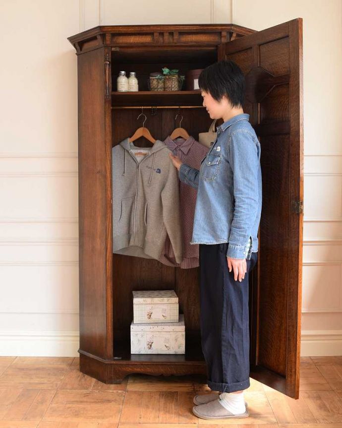 アンティークのキャビネット　アンティーク家具　英国らしい紳士のアンティーク家具、お洒落なワードローブ （ホールローブ）。今日は何を着ようかな？お出かけ前のひとときも、このワードローブがあれば、さらに楽しい時間になります。(q-1794-f)