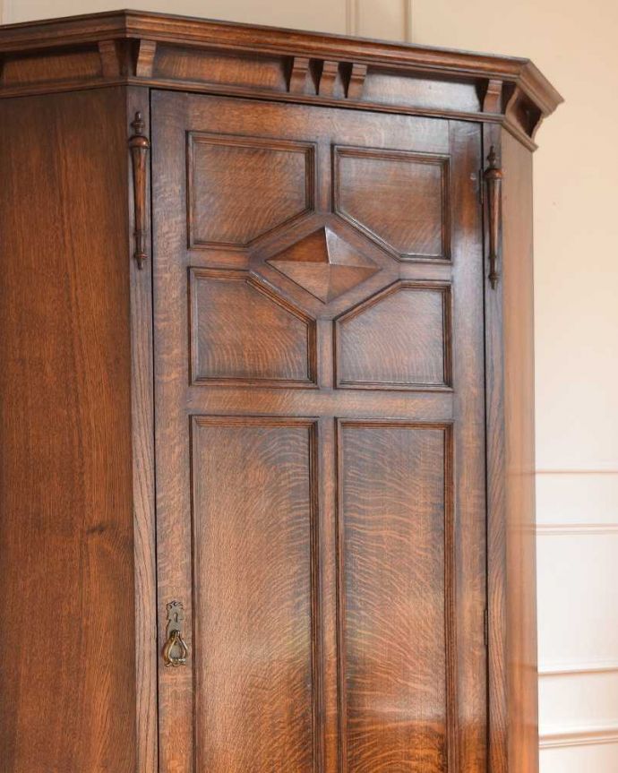アンティークのキャビネット　アンティーク家具　英国らしい紳士のアンティーク家具、お洒落なワードローブ （ホールローブ）。アンティークらしい装飾が魅力サイズの大きい家具だからこそ、やっぱり美しい装飾がアンティークの魅力。(q-1794-f)