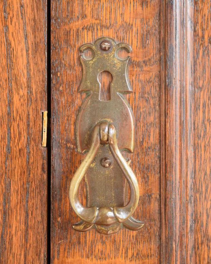 アンティークのキャビネット　アンティーク家具　英国らしい紳士のアンティーク家具、お洒落なワードローブ （ホールローブ）。アンティークらしい素敵な取っ手取っ手のデザインも美しい･･･こんなところからもアンティークらしさが感じられます。(q-1794-f)