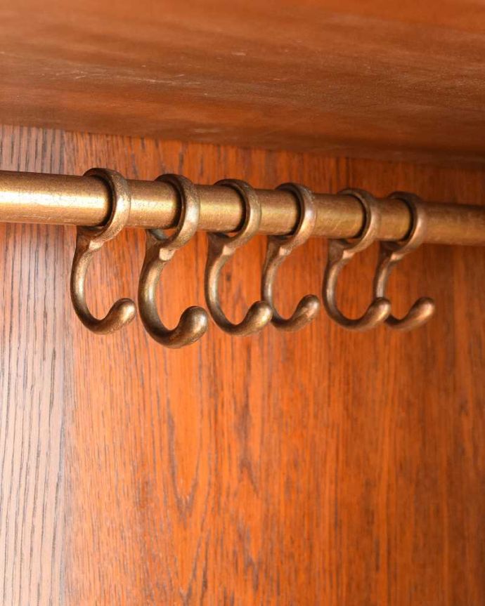 アンティークのキャビネット　アンティーク家具　英国らしい紳士のアンティーク家具、お洒落なワードローブ （ホールローブ）。お洋服を掛ける場所ポールが付いているので、ここにハンガーを掛けてください。(q-1794-f)