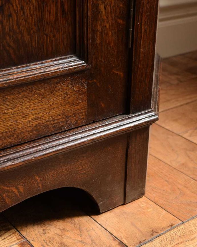 アンティークのキャビネット　アンティーク家具　英国らしい紳士のアンティーク家具、お洒落なワードローブ （ホールローブ）。女性でも運べちゃう理由は･･･Handleのアンティークは、脚の裏にフェルトキーパーをお付けしていますので、重い家具でも床を滑らせて移動出来ます。(q-1794-f)