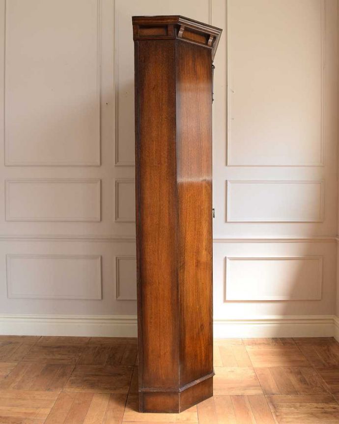 アンティークのキャビネット　アンティーク家具　英国らしい紳士のアンティーク家具、お洒落なワードローブ （ホールローブ）。横から見た姿もステキ正面だけじゃなく横から見るとこんな感じです。(q-1794-f)