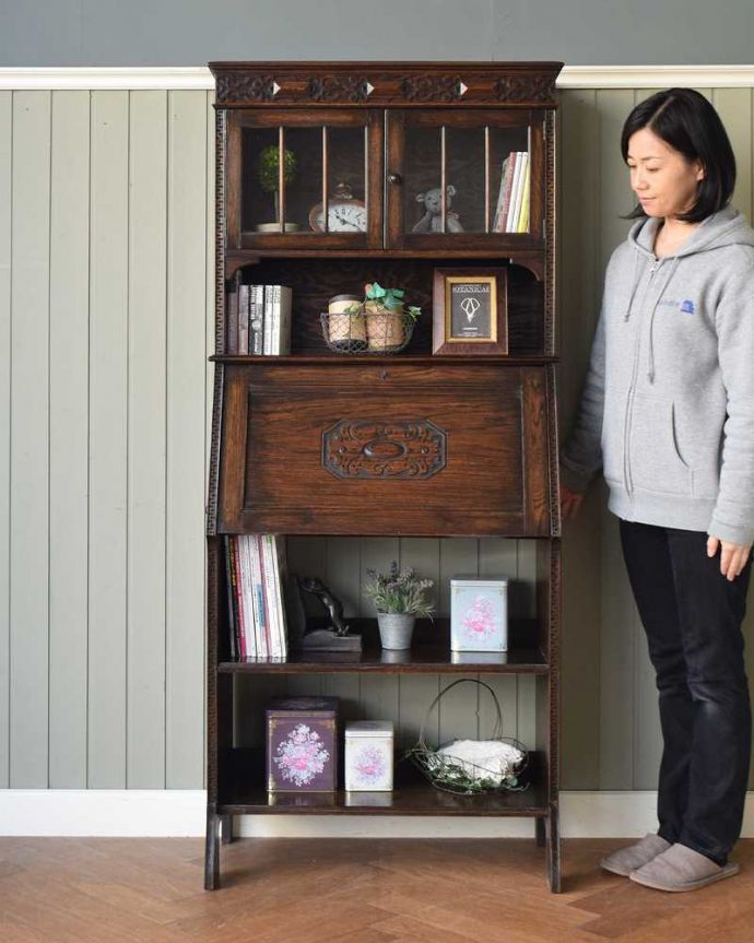 ビューロー　アンティーク家具　ガラス扉が付いた豪華なアンティークスチューデントビューロー。コンパクトで、どこでも置けちゃうビューロースチューデントビューローと呼ばれるコンパクトサイズのビューローは、もともと学生さん用に作られたもの。(q-1795-f)