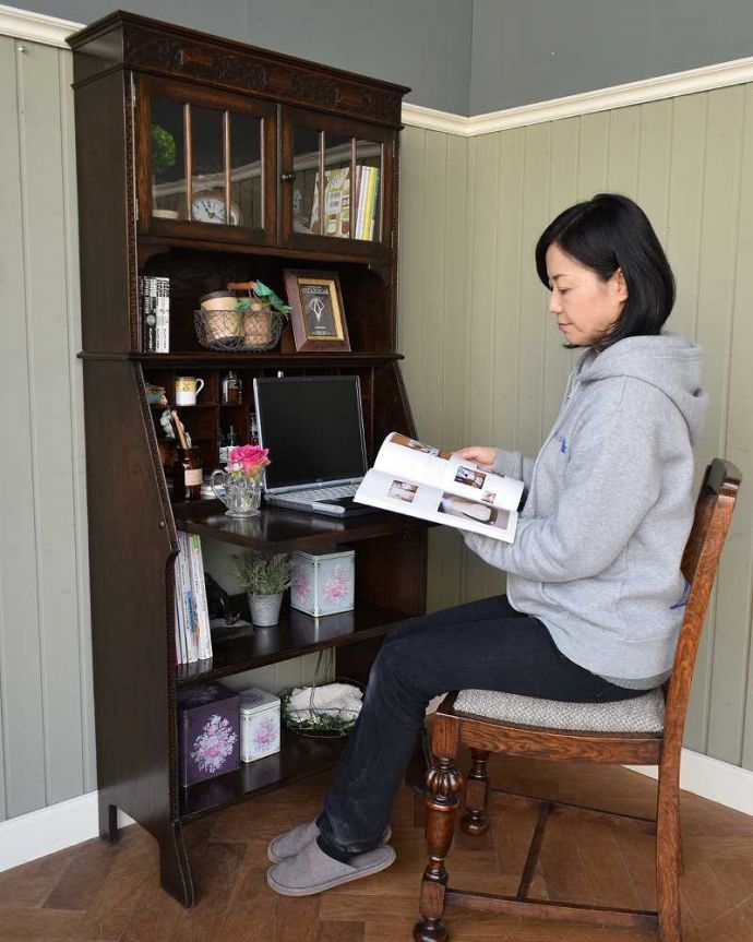 ビューロー　アンティーク家具　ガラス扉が付いた豪華なアンティークスチューデントビューロー。あっという間にデスクに早変わり扉を前に倒すだけでデスクが登場。(q-1795-f)