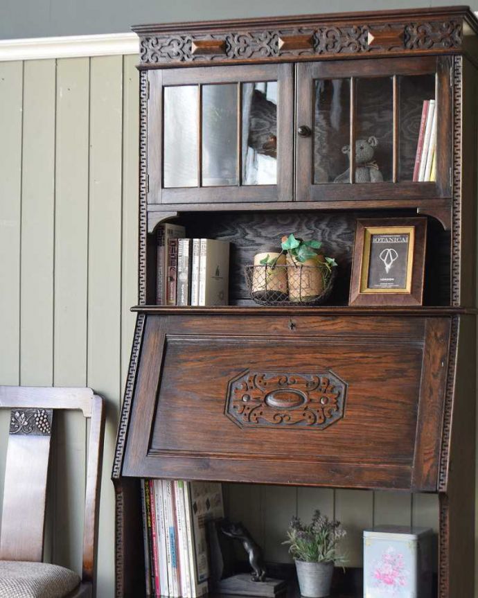 ビューロー　アンティーク家具　ガラス扉が付いた豪華なアンティークスチューデントビューロー。普段は本棚として使えるオープンキャビネットビューローの下の部分は本棚として作られたオープン棚。(q-1795-f)