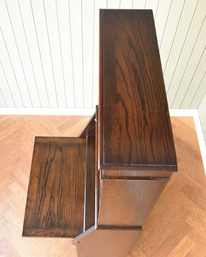 ビューロー　アンティーク家具　ガラス扉が付いた豪華なアンティークスチューデントビューロー。デスクの部分を上から見ると･･･天板部分の塗装も専門の職人がしっかりキレイに修復したので、こんなにキレイです。(q-1795-f)