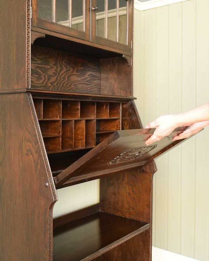 ビューロー　アンティーク家具　ガラス扉が付いた豪華なアンティークスチューデントビューロー。あっという間にデスクが登場扉を前に倒すだけで、簡単にデスクになります。(q-1795-f)