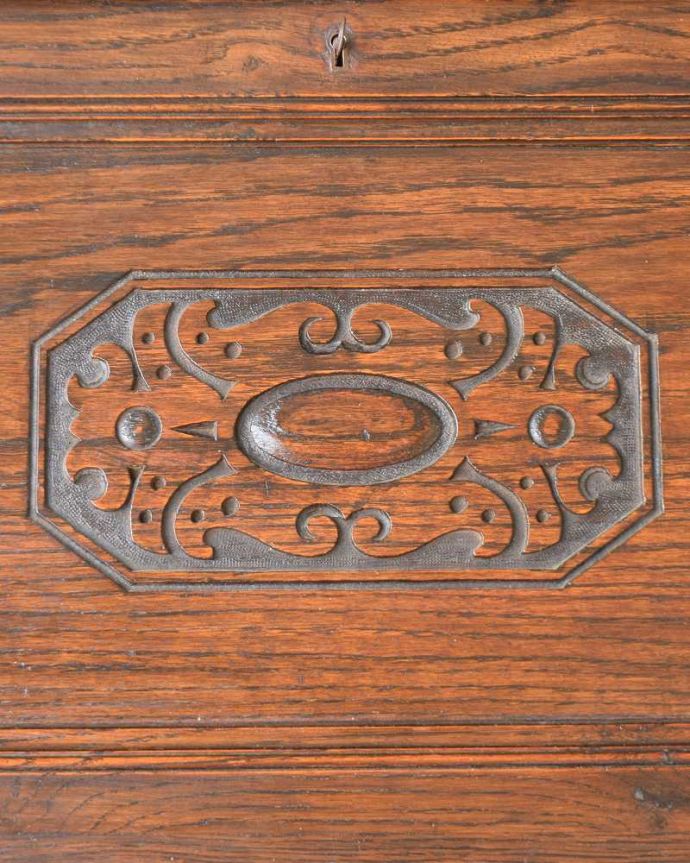 ビューロー　アンティーク家具　ガラス扉が付いた豪華なアンティークスチューデントビューロー。惚れ惚れしちゃう美しさこんなに堅い無垢材に一体どうやって彫ったんだろう？と不思議になるくらい細かい彫にうっとりです。(q-1795-f)